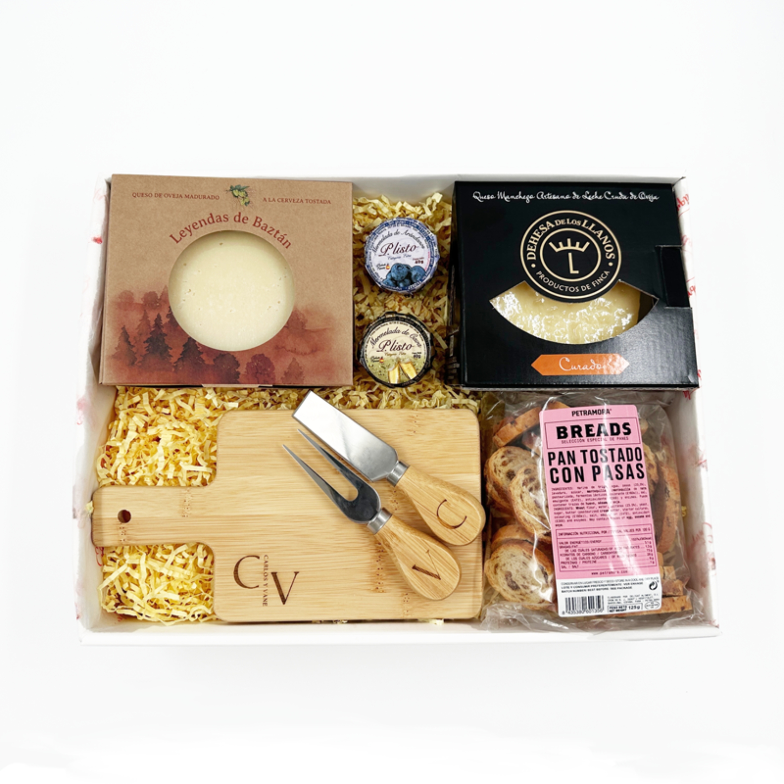 Imagen de ceta con dos quesos, dos mermeladas, pan tostado con pasas y tabla de quesos con utensilios personalizados image number null